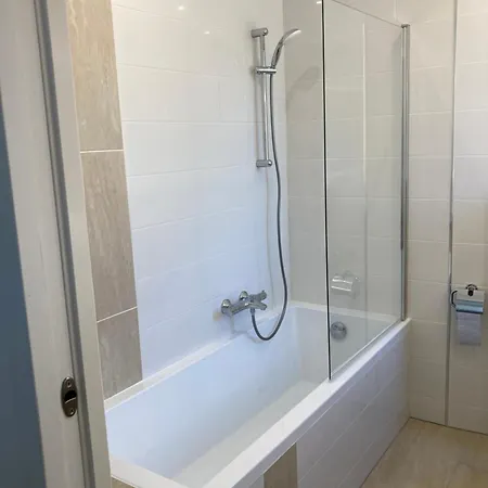 Ubytování v soukromí Access, Private In Shared 3-bedroom Apartment, Private Bathroom, Living With Sea View Parentale Salle De Bain Privee Acces Plages & Vue Du Salon Dans Partage Cannes