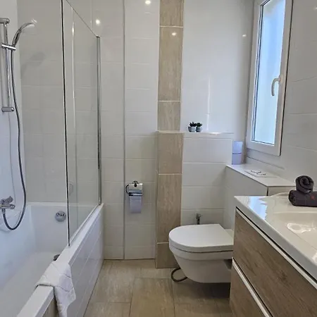 Séjour chez l'habitant Access, Private In Shared 3-bedroom Apartment, Private Bathroom, Living With Sea View Parentale Salle De Bain Privee Acces Plages & Vue Du Salon Dans Partage
